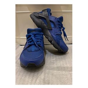 ⁣✧ Nike | Blue, Black Huaraches Sneakers